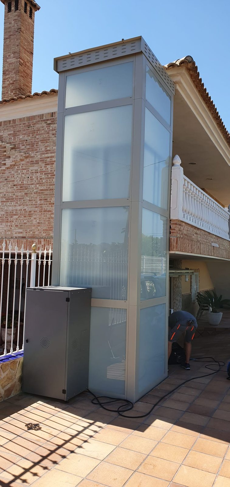 Ascensor exterior instalado junto a una vivienda