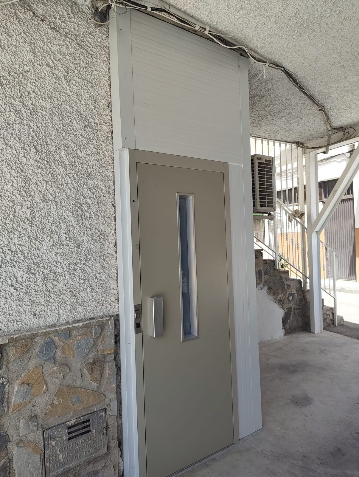 Puerta de ascensor en edificio residencial