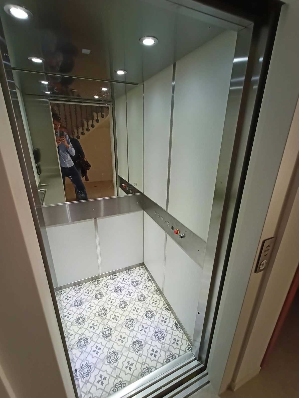 Ascensor de vivienda con interior acristalado