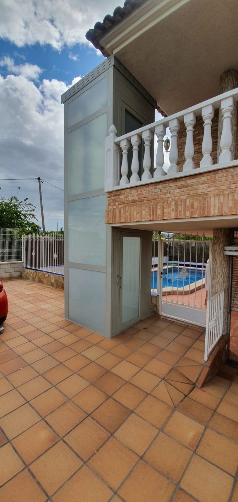 Ascensor exterior en una vivienda unifamiliar