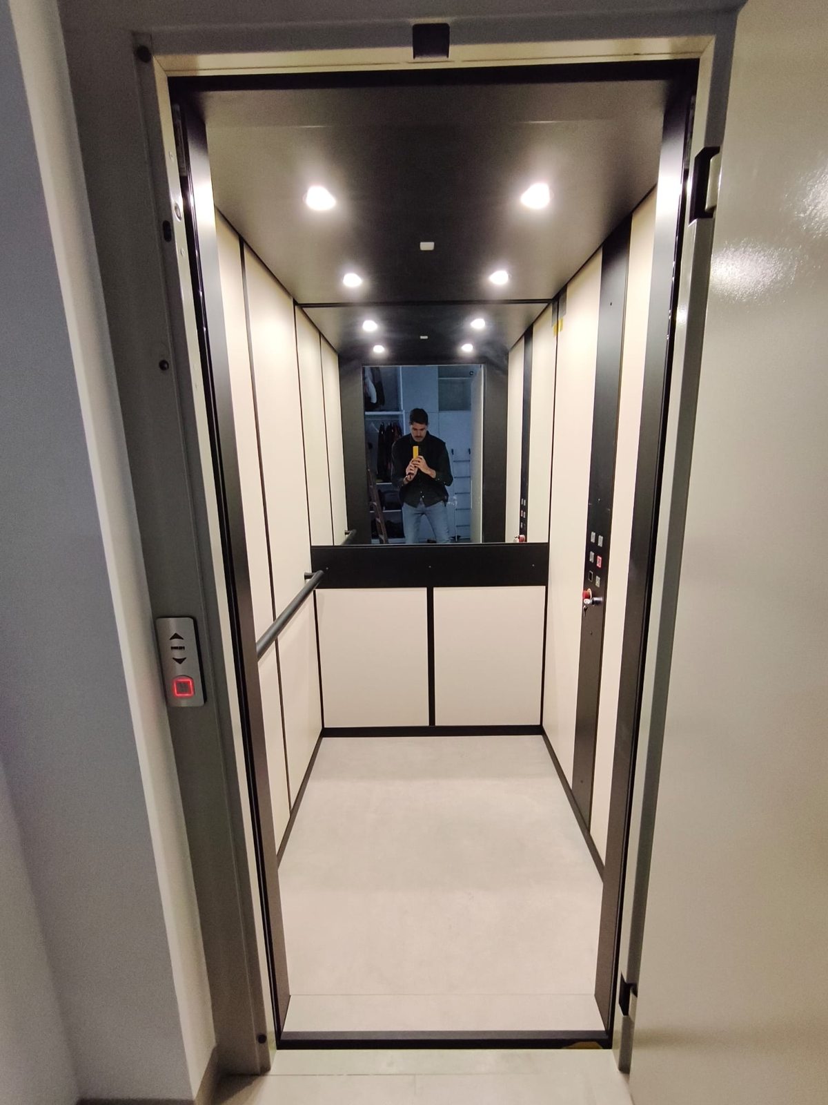Cabina de ascensor instalada por Maqhersan