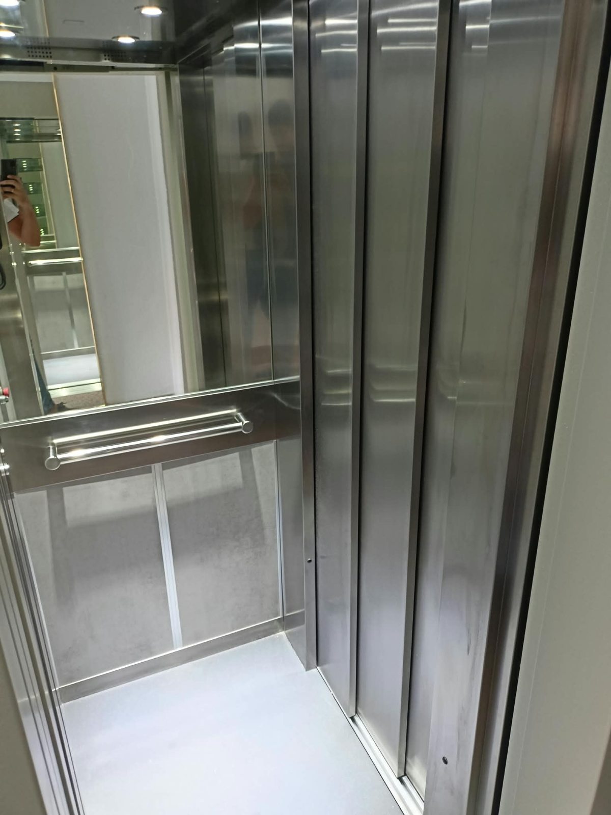Interior de ascensor metálico