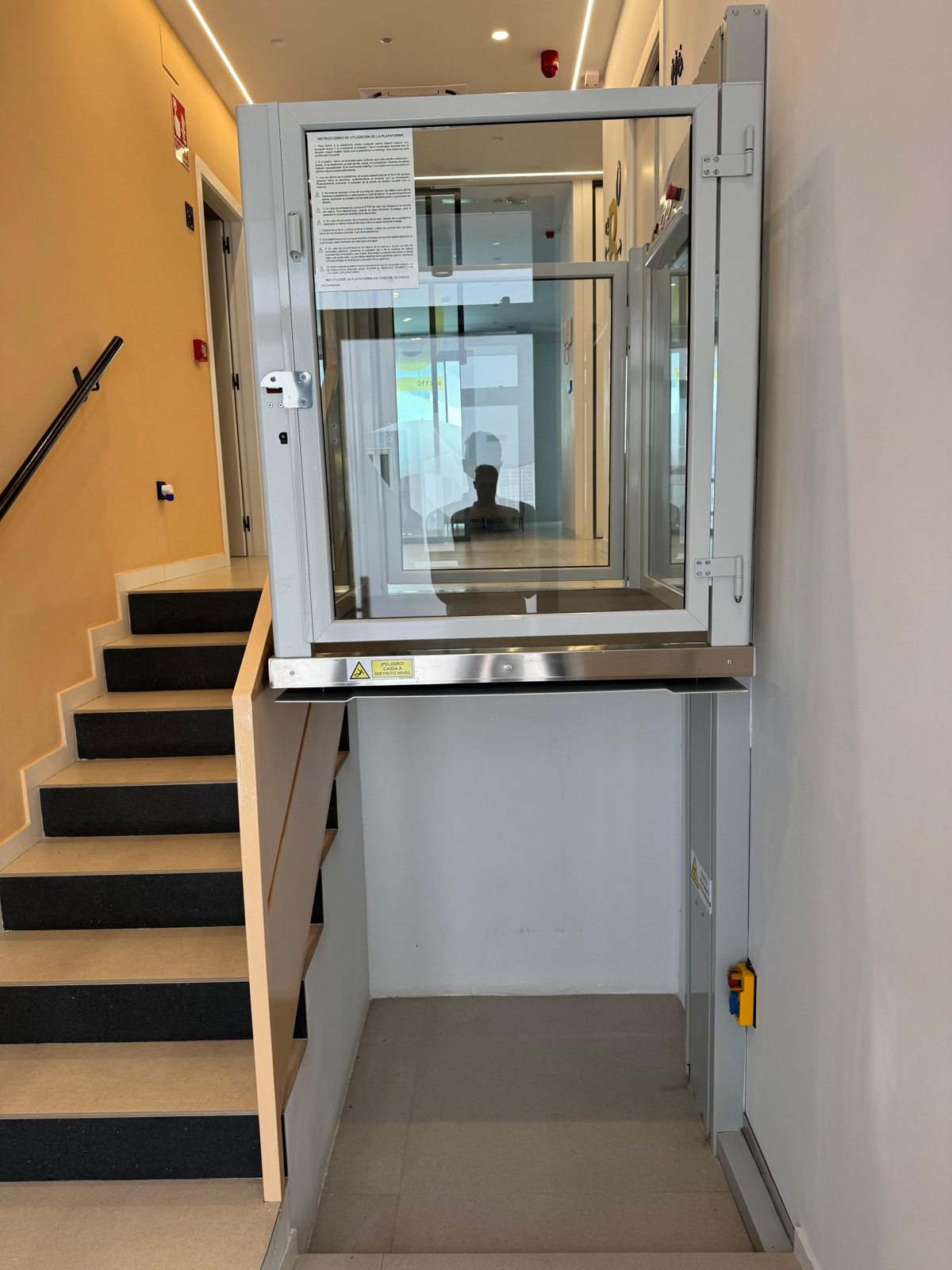 Plataforma elevadora instalada en un edificio