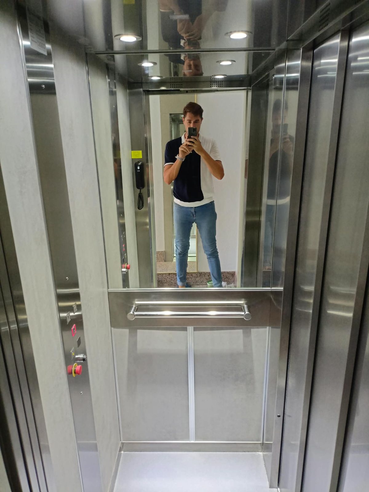 Cabina de ascensor con acabado metálico