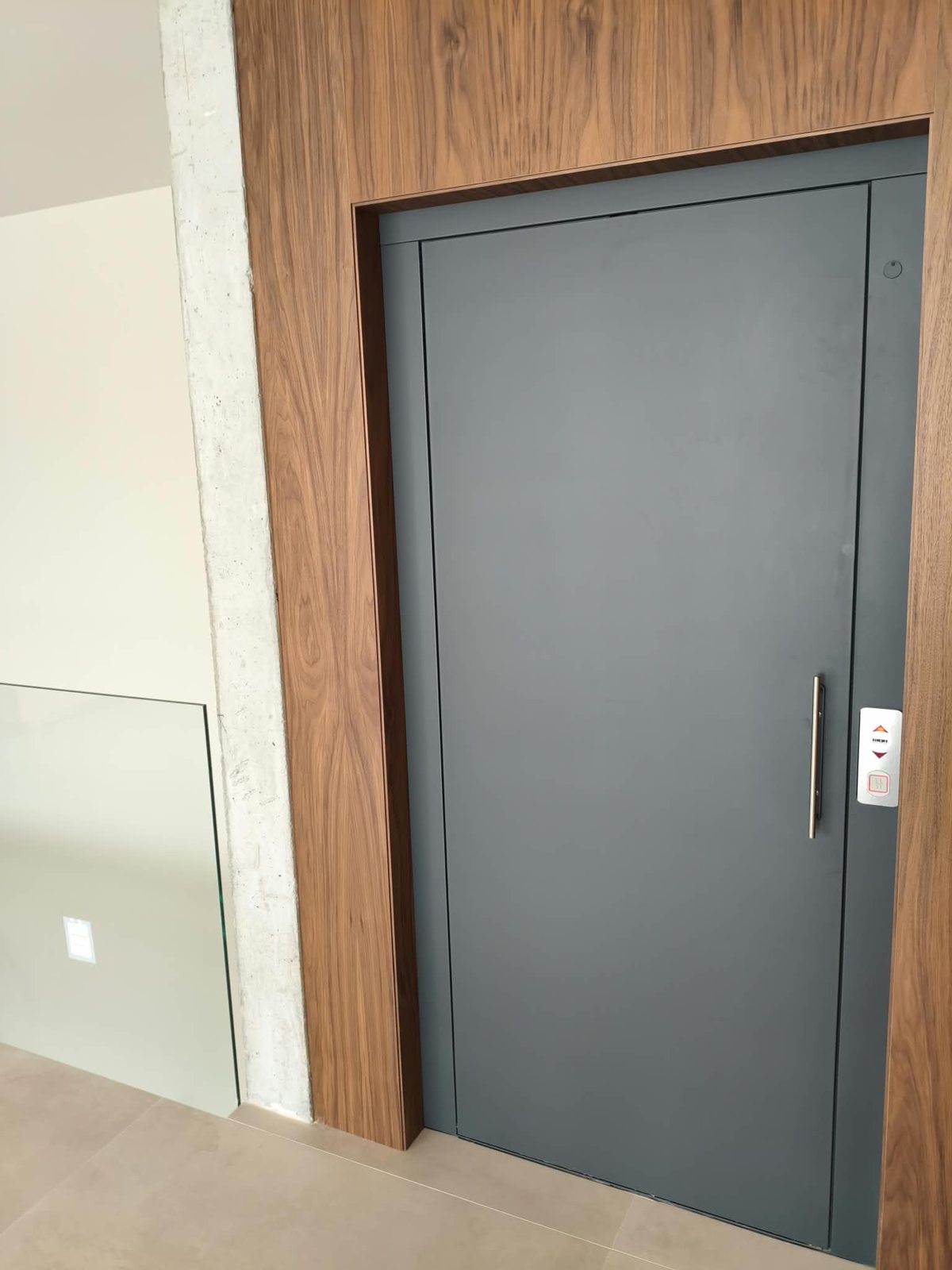 Puerta de ascensor con revestimiento en madera