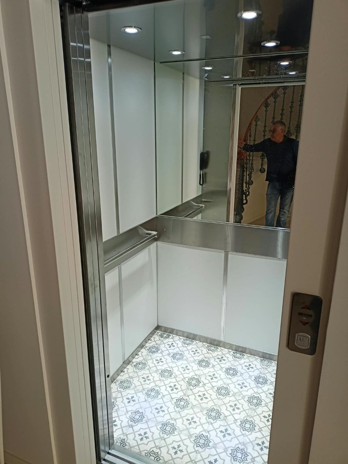 Ascensor con acabados interiores renovados