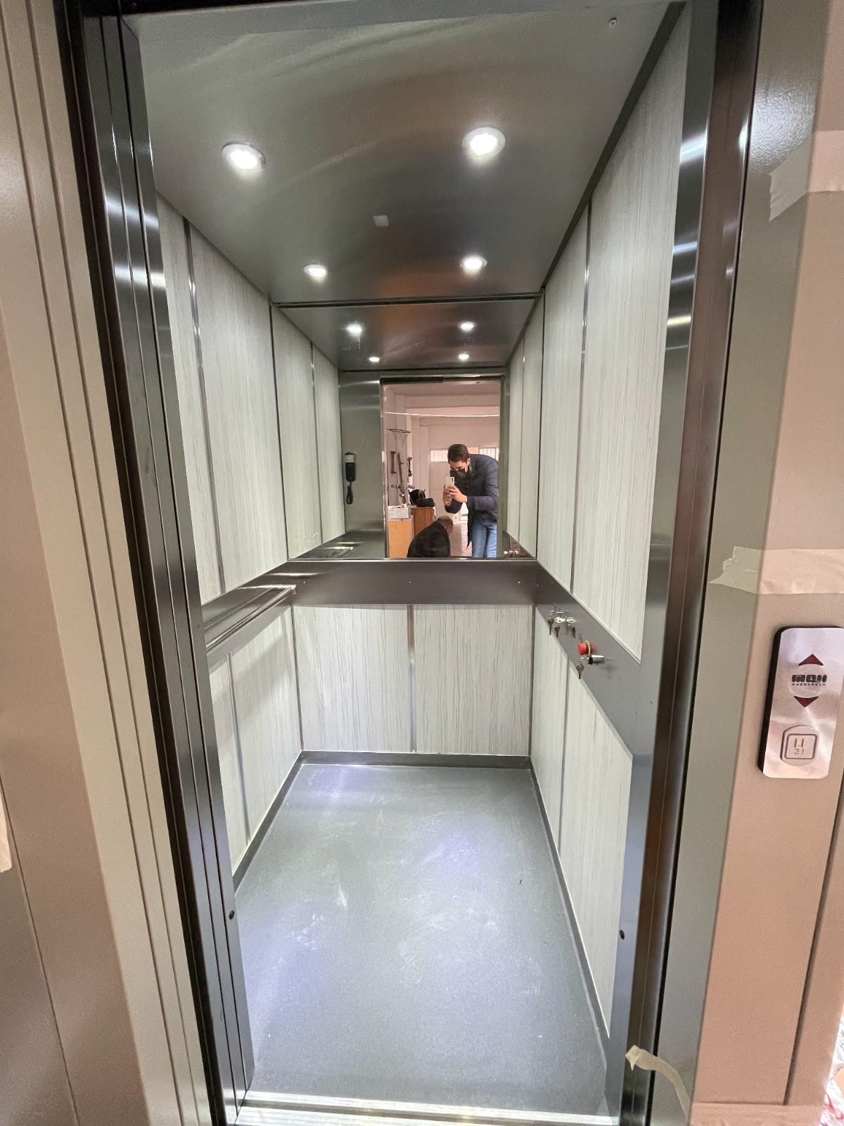 Cabina de ascensor mantenida por Maqhersan