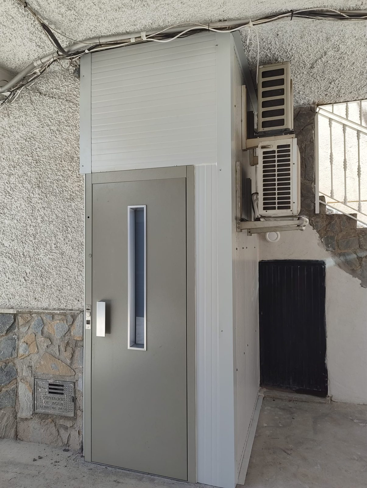 Puerta de ascensor en edificio