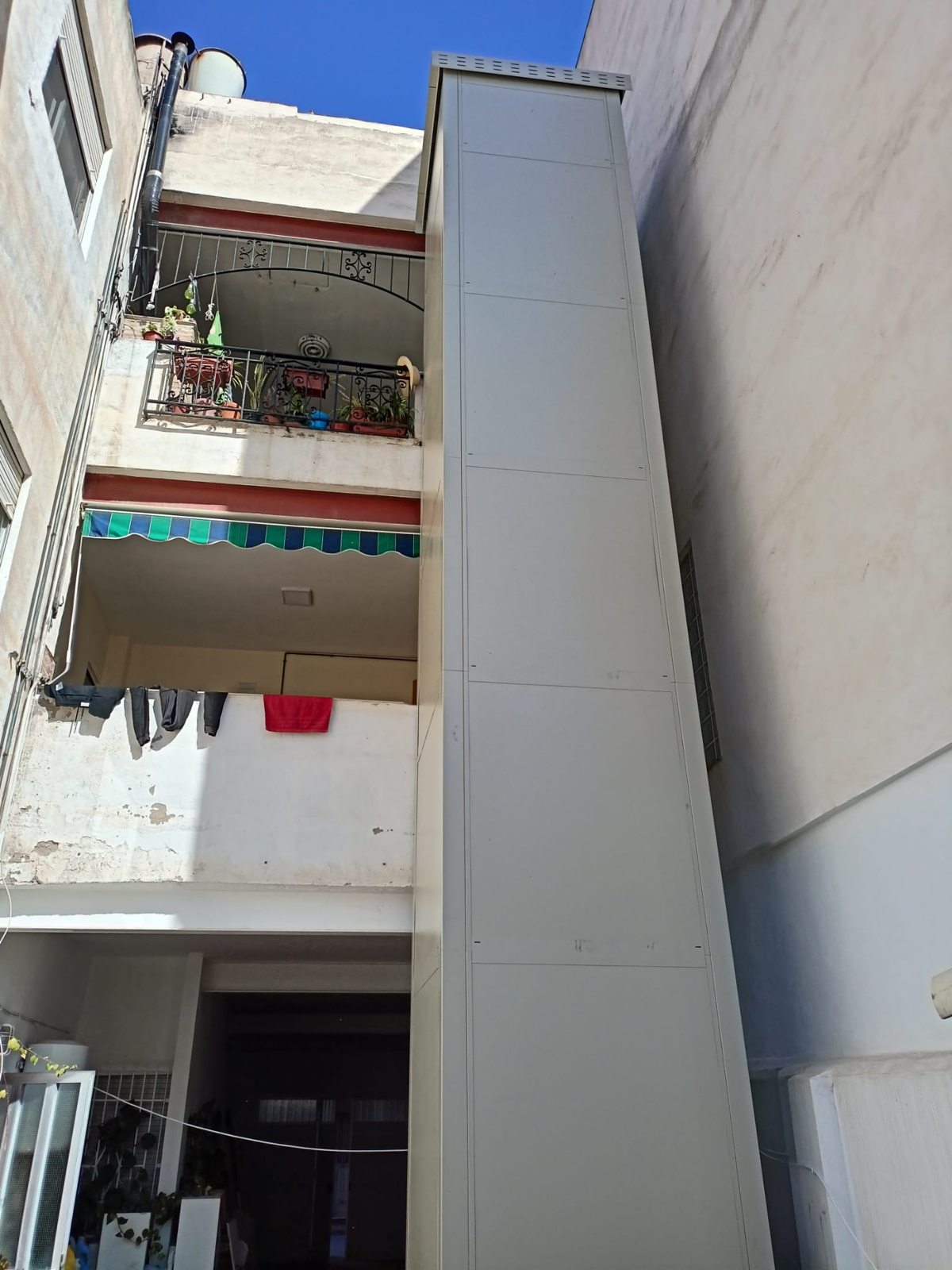 Estructura vertical de un elevador de mercancías