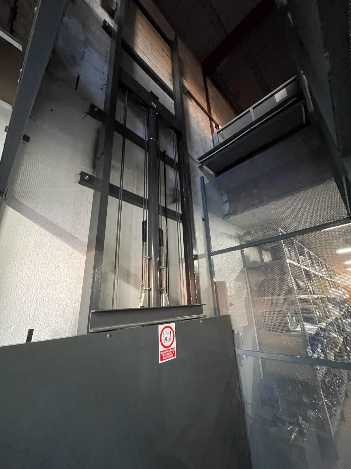 Interior técnico de un montacargas