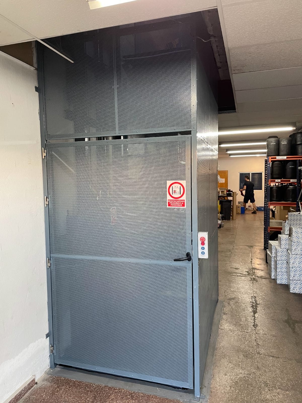 Montacargas instalado en un local comercial
