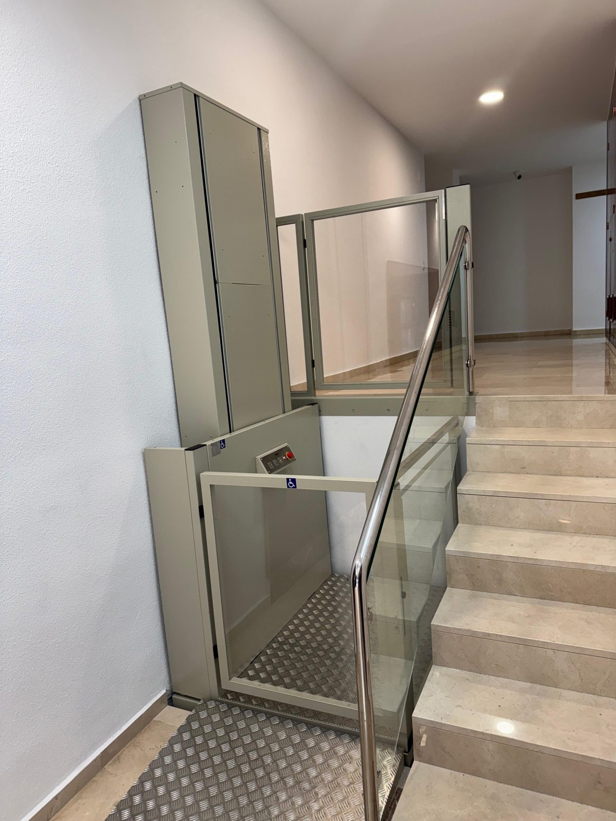 Plataforma de acceso junto a una escalera