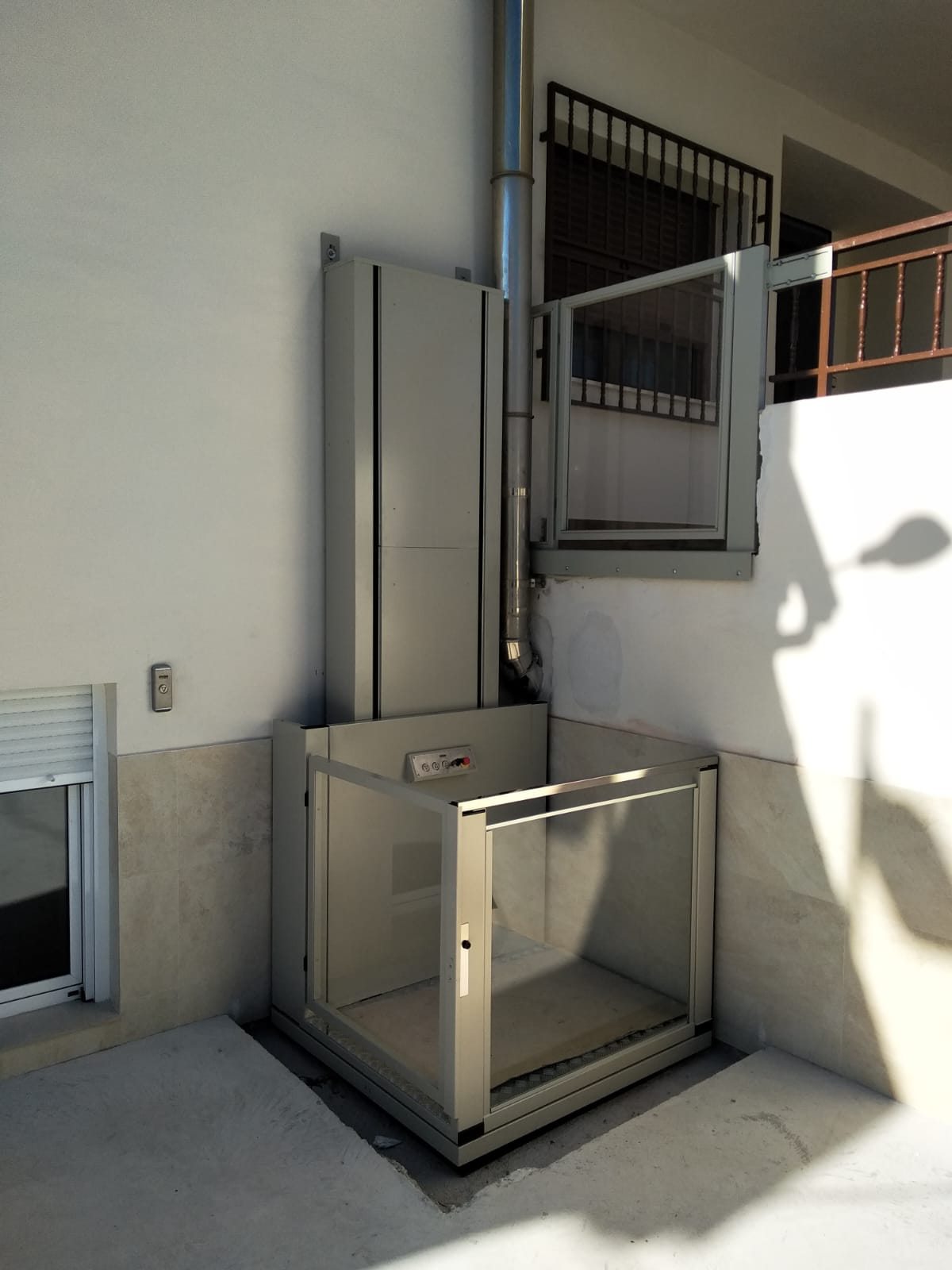 Plataforma vertical para salvar un desnivel