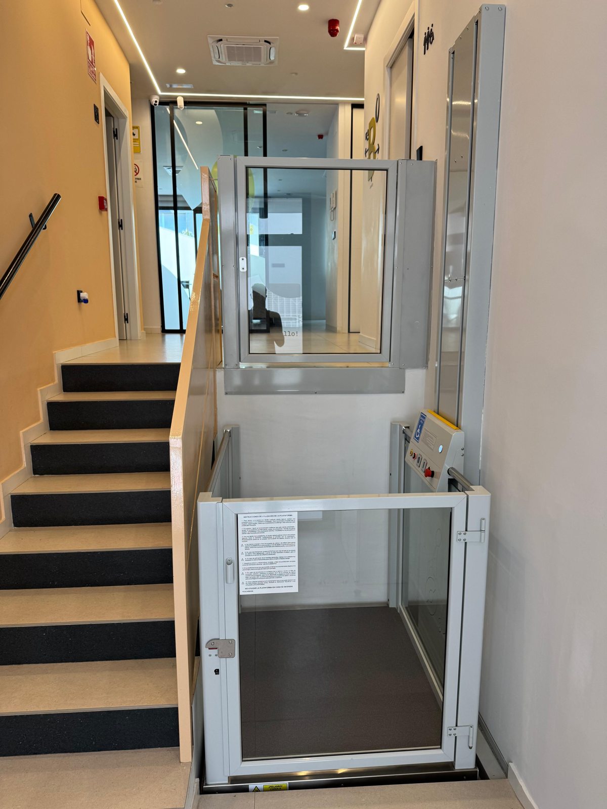 Plataforma elevadora junto a un tramo de escaleras