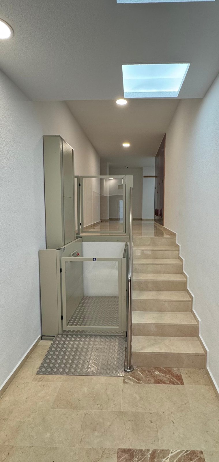 Plataforma elevadora junto a la escalera del portal