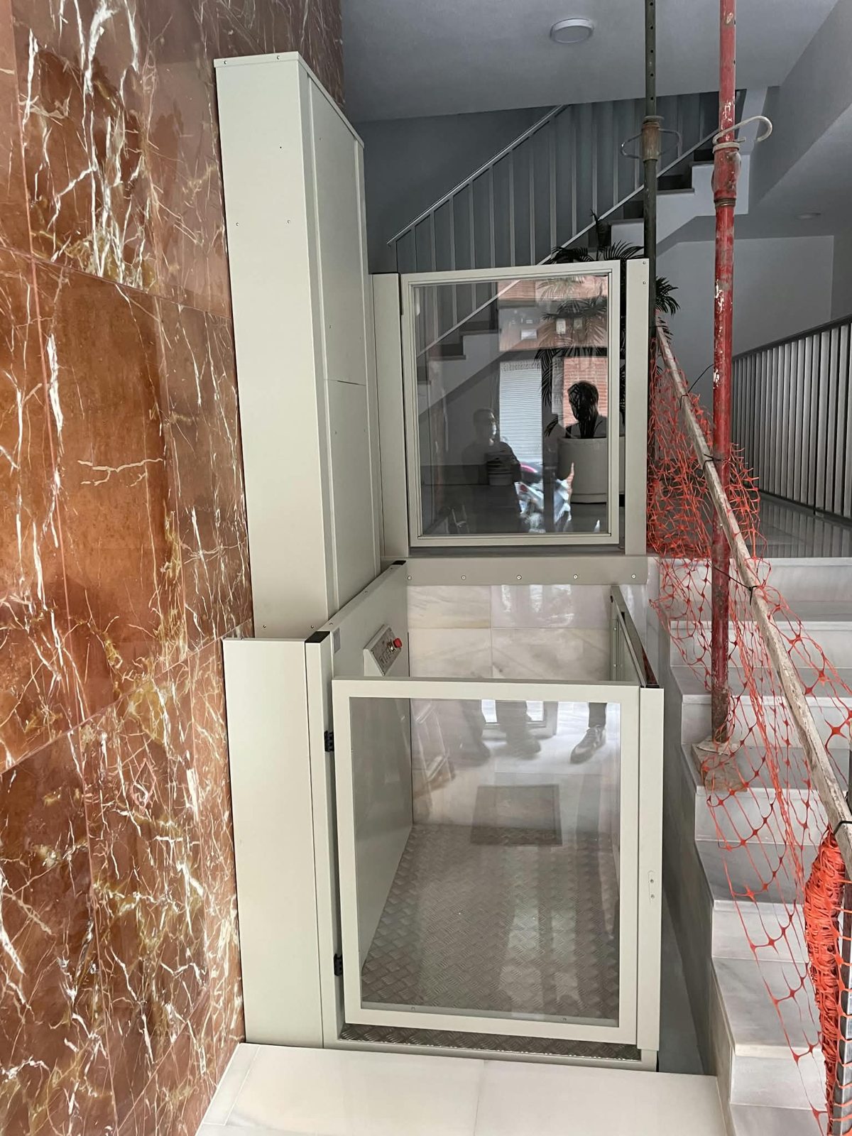 Plataforma elevadora en un acceso interior
