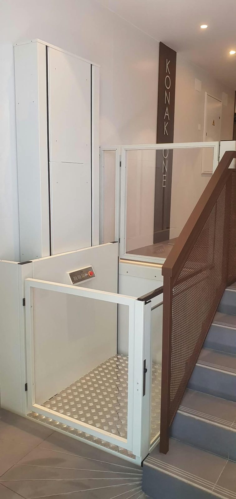 Plataforma elevadora compacta en una escalera