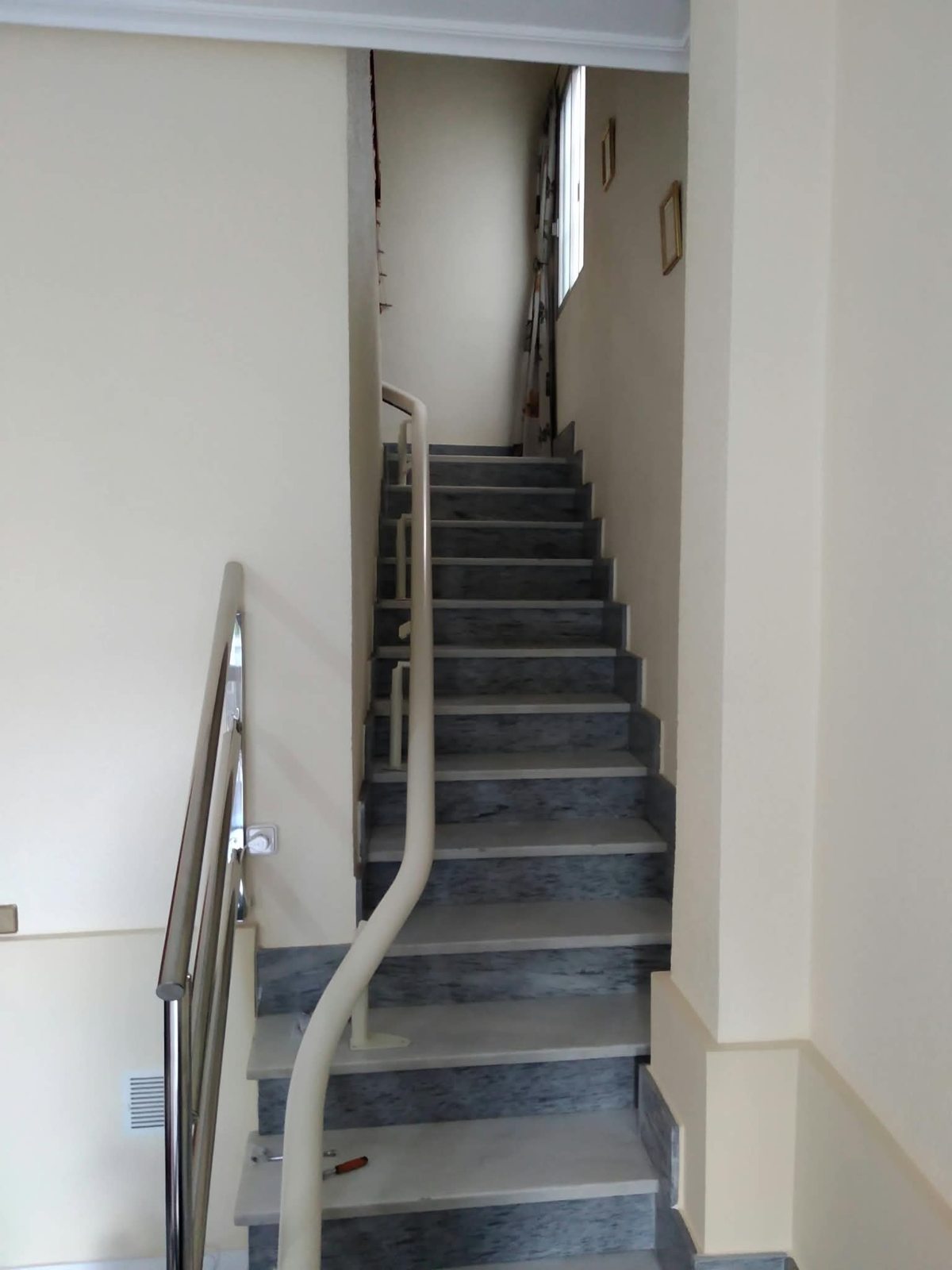Escalera con sistema de accesibilidad