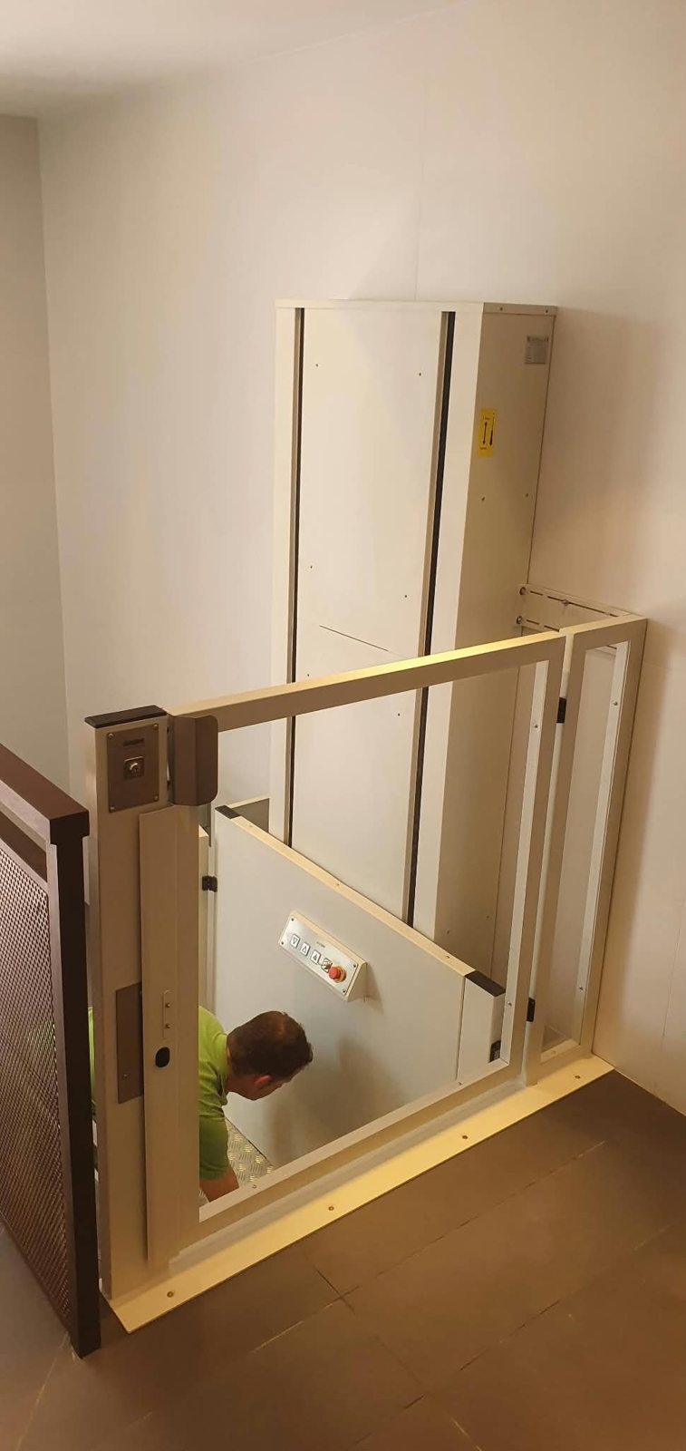 Plataforma de accesibilidad junto a una escalera