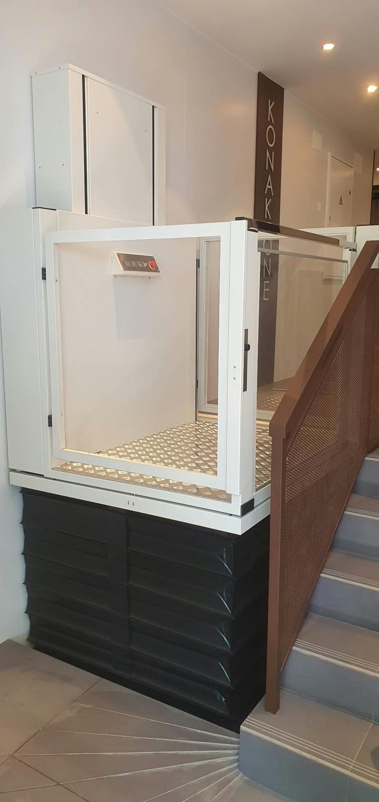 Plataforma elevadora en un acceso escalonado