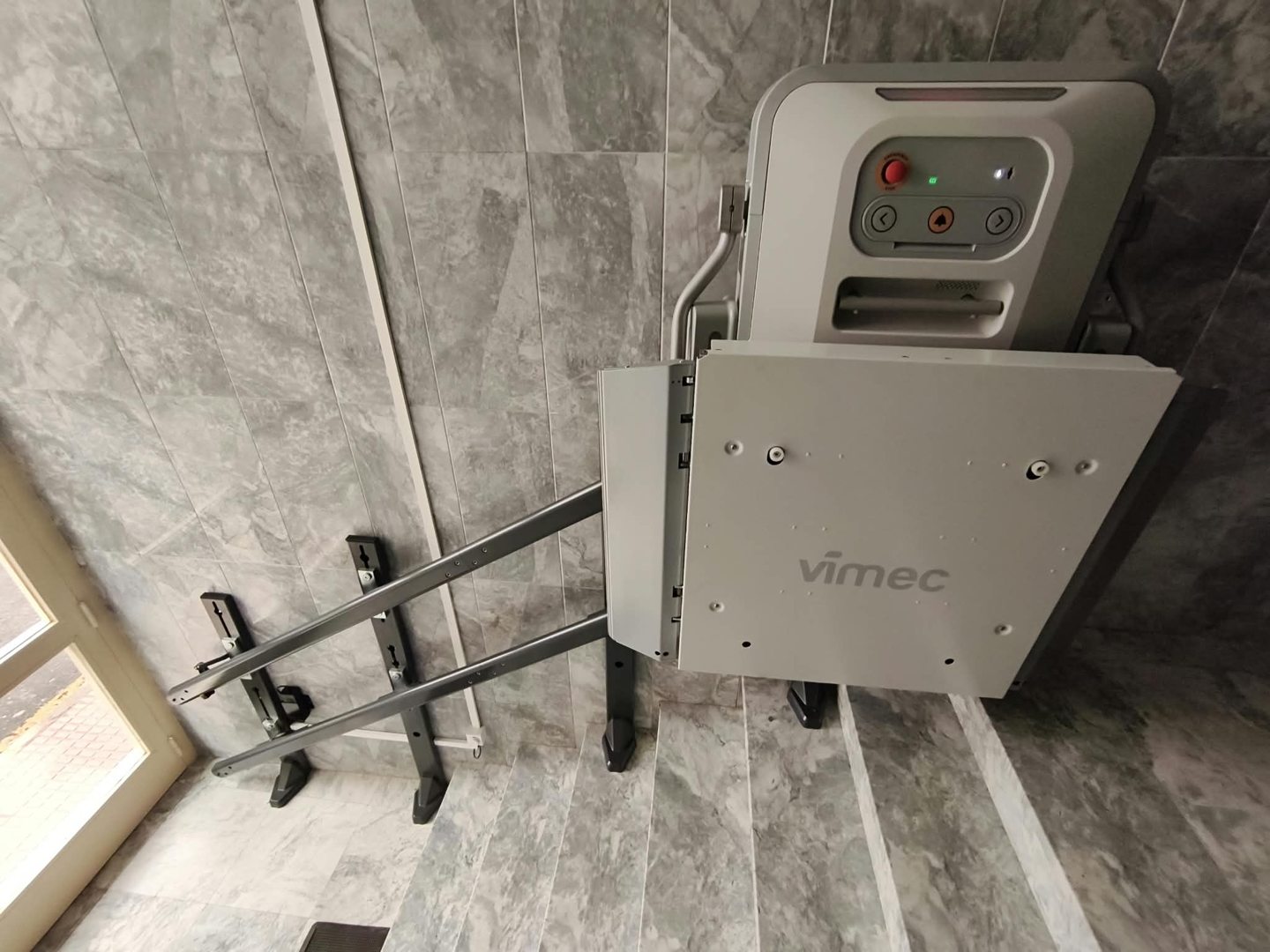 Mandos de una plataforma salvaescaleras